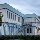 Non ci resta quindi che lasciare questo luogo malandato. E tornando sui nostri passi scorgiamo, oltre la vicina recinzione, le finestre della dirimpettaia Santomauro: scuola che ogni giorno assiste al triste declino della dimenticata masseria Vassallo